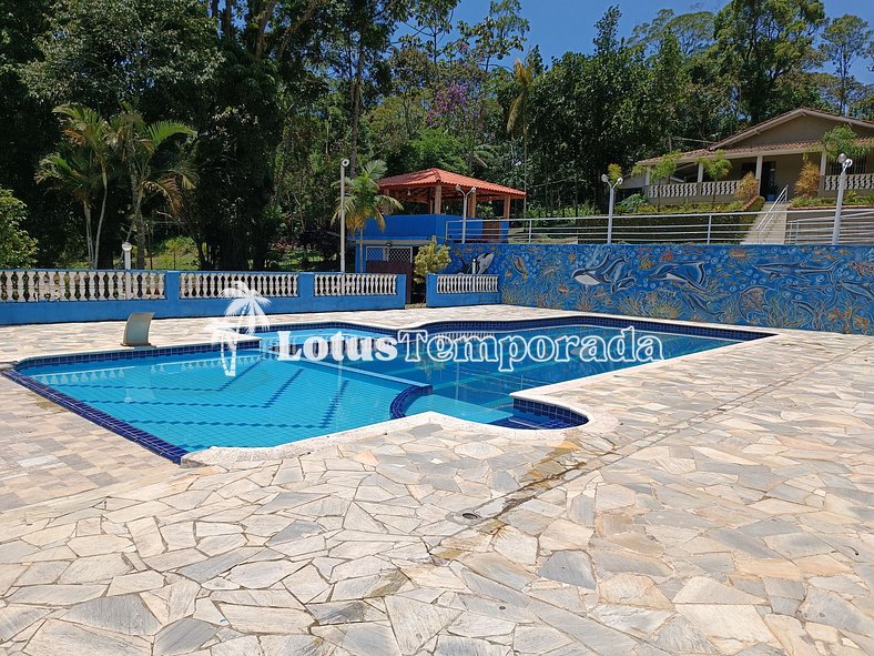 Sitio com uma linda piscina e área gourmet
