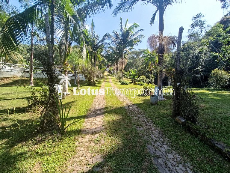 Sítio familiar com piscina e área de lazer LT0048