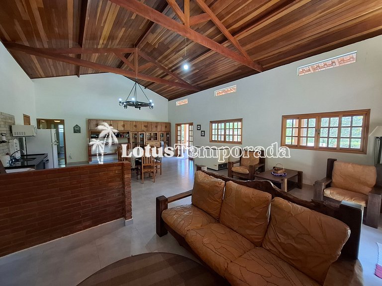 Sítio encantador com riacho e piscina LT0017