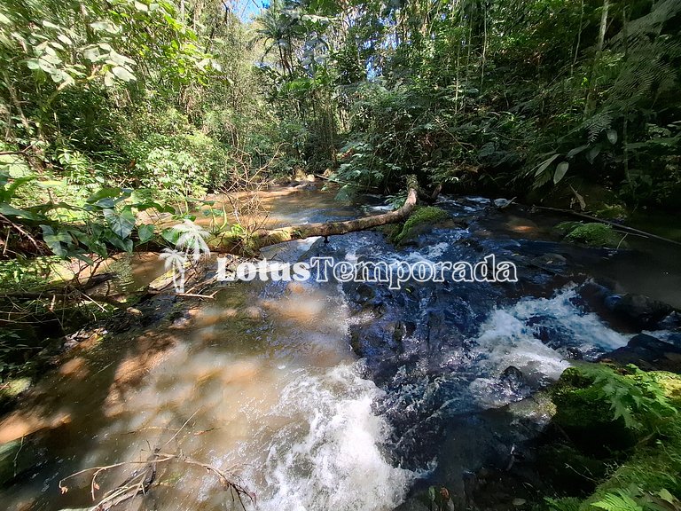 Sítio encantador com riacho e piscina LT0017