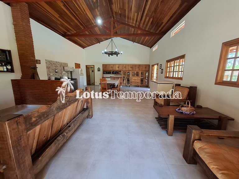 Sítio encantador com riacho e piscina LT0017