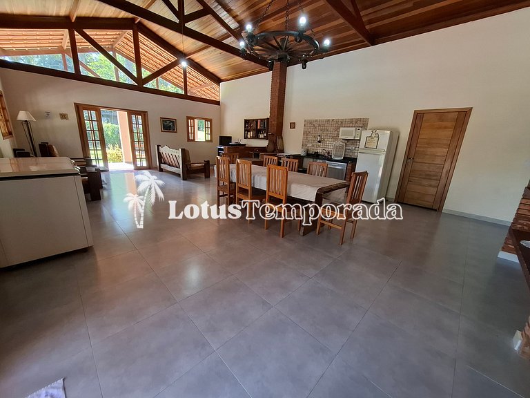 Sítio encantador com riacho e piscina LT0017