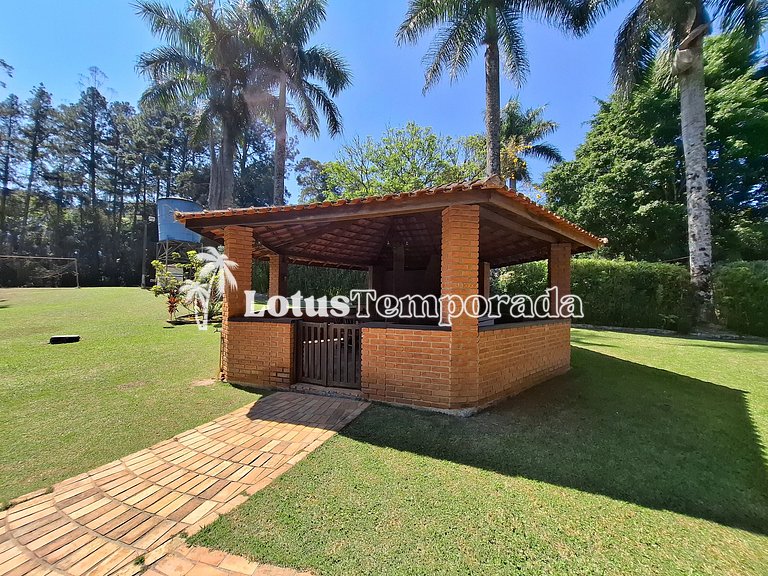 Sítio encantador com riacho e piscina LT0017