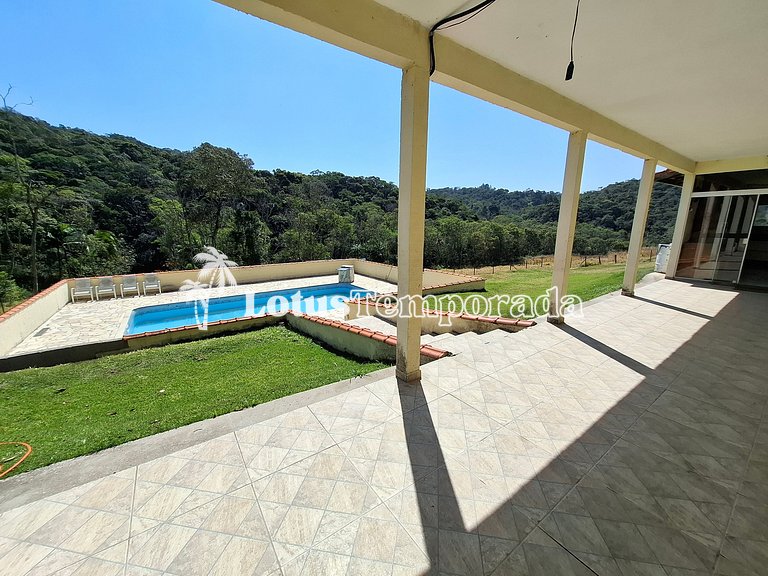 Sítio com 08 dormitórios, piscina e salão de jogos LT0042