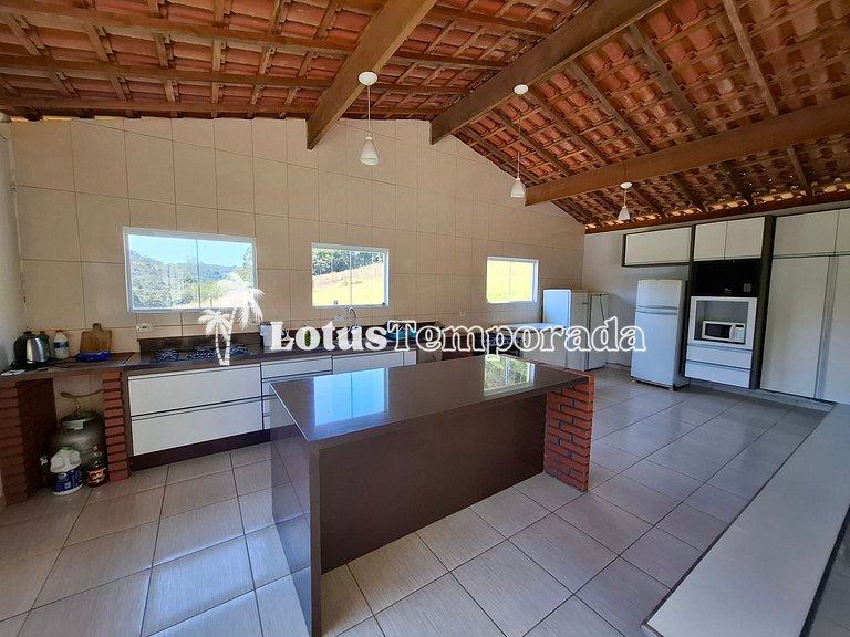 Sítio com 07 dormitórios, piscina e salão de jogos LT0042