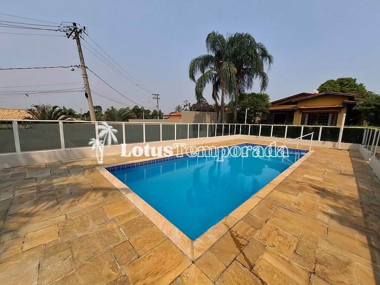 Chácara em Condomínio com 05 dormitórios e piscina LT0049
