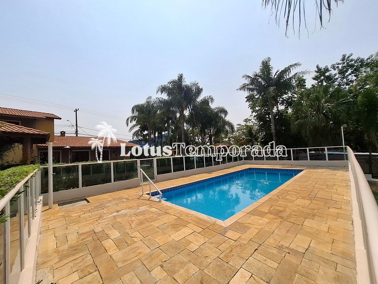 Chácara em Condomínio com 05 dormitórios e piscina LT0049