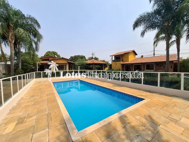Chácara em Condomínio com 05 dormitórios e piscina LT0049