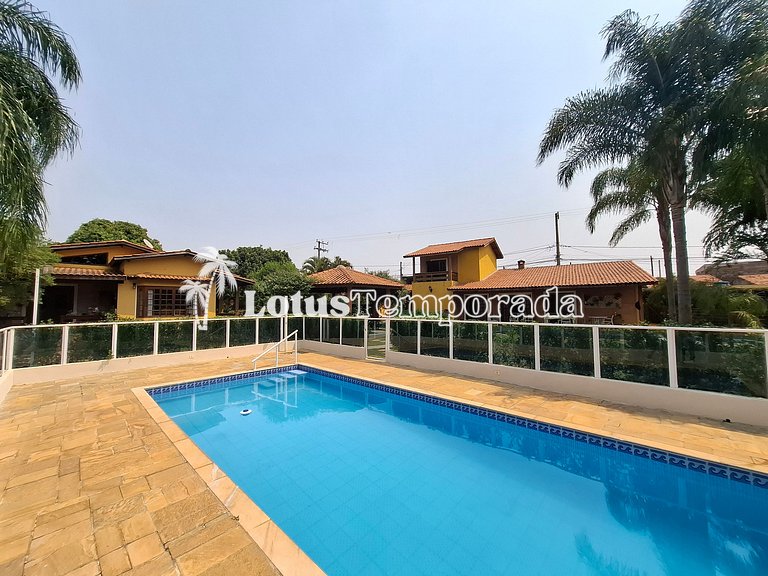 Chácara em Condomínio com 05 dormitórios e piscina LT0049