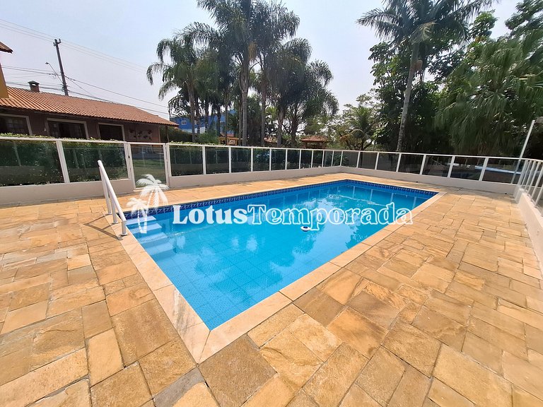 Chácara em Condomínio com 05 dormitórios e piscina LT0049