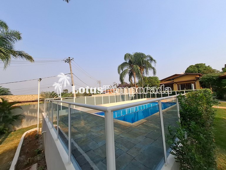 Chácara em Condomínio com 05 dormitórios e piscina LT0049