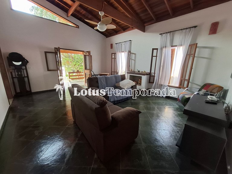 Chácara em Condomínio com 05 dormitórios e piscina LT0049