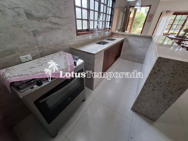 Chácara em Condomínio com 05 dormitórios e piscina LT0049
