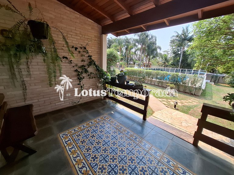 Chácara em Condomínio com 05 dormitórios e piscina LT0049