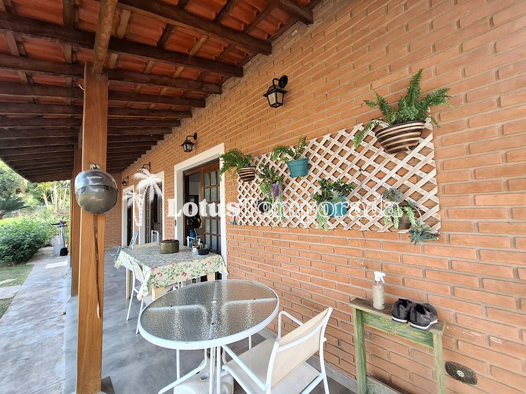 Chácara em Condomínio com 05 dormitórios e piscina LT0049
