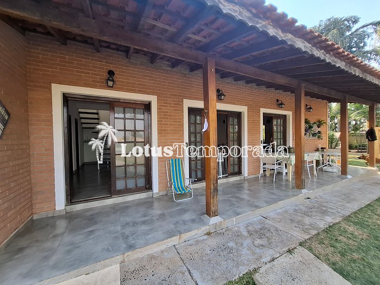 Chácara em Condomínio com 05 dormitórios e piscina LT0049