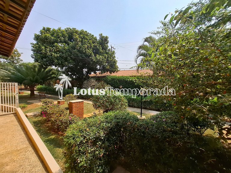 Chácara em Condomínio com 05 dormitórios e piscina LT0049