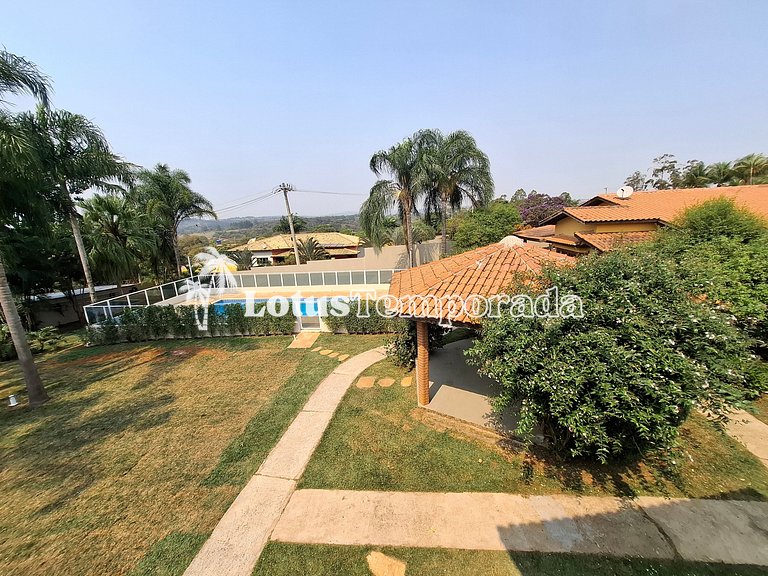 Chácara em Condomínio com 05 dormitórios e piscina LT0049