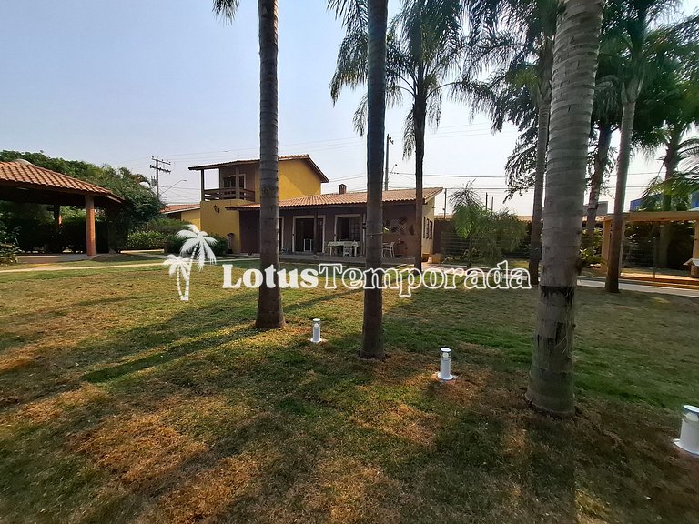Chácara em Condomínio com 05 dormitórios e piscina LT0049