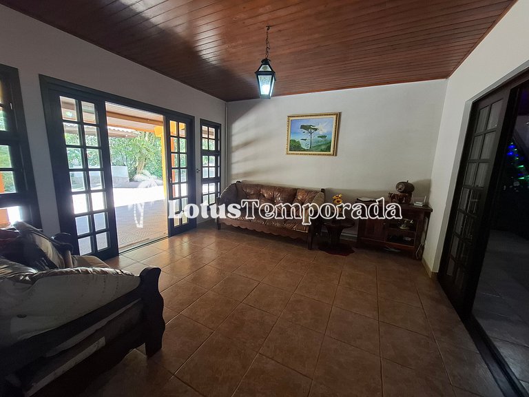 Chácara com 05 dormitórios, piscina e Lazer LT0040