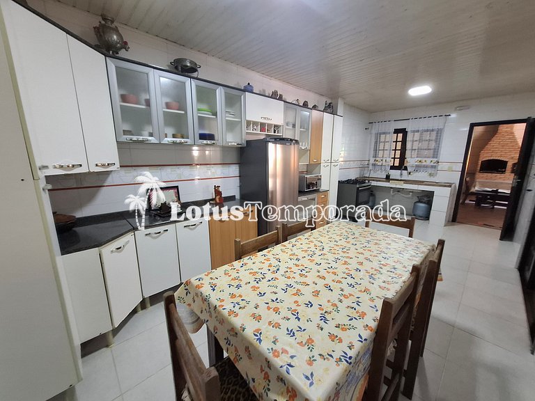 Chácara com 05 dormitórios, piscina e Lazer LT0040