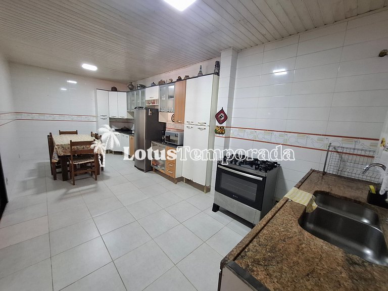 Chácara com 05 dormitórios, piscina e Lazer LT0040