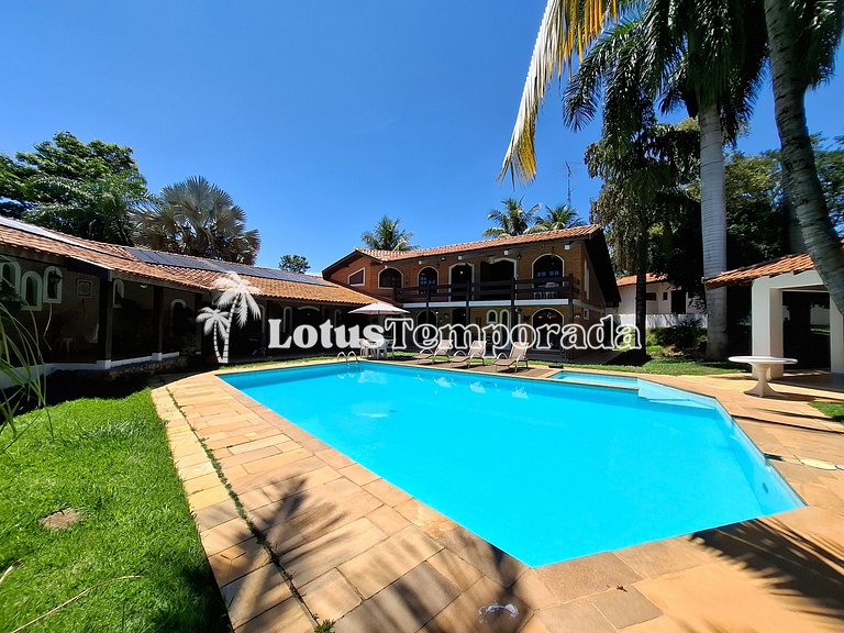 Chácara com piscina aquecida e 7 dormitórios em cond. LT0038