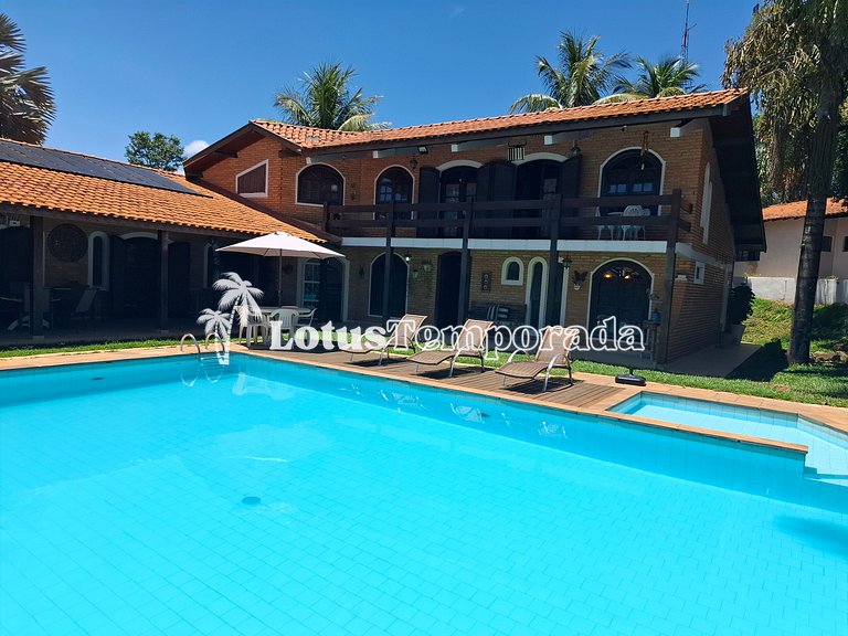 Chácara com piscina aquecida e 7 dormitórios em cond. LT0038