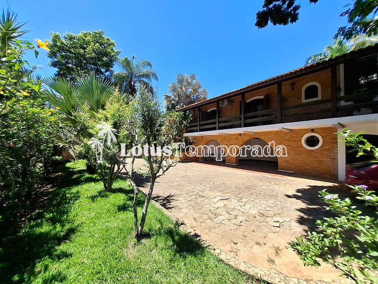 Chácara com piscina aquecida e 7 dormitórios em cond. LT0038