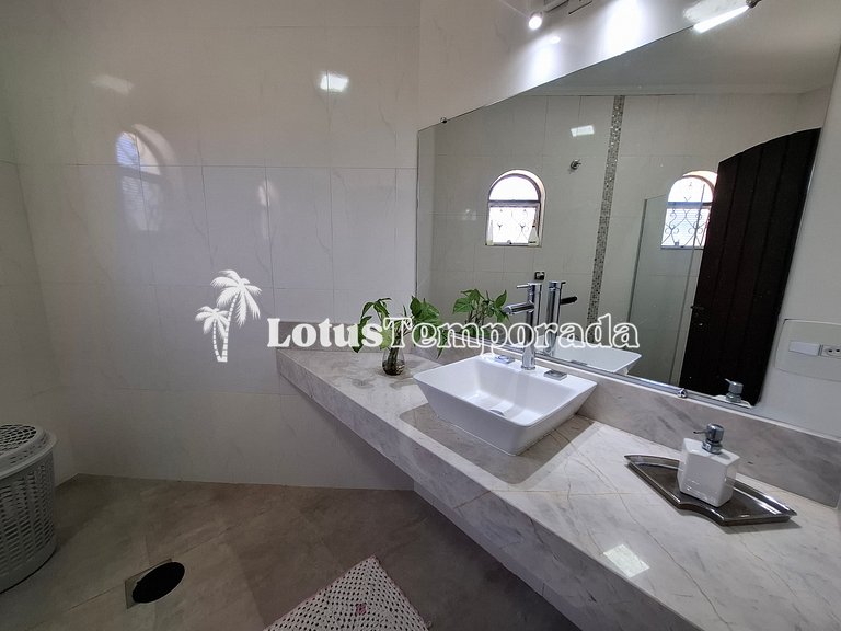 Chácara com piscina aquecida e 7 dormitórios em cond. LT0038