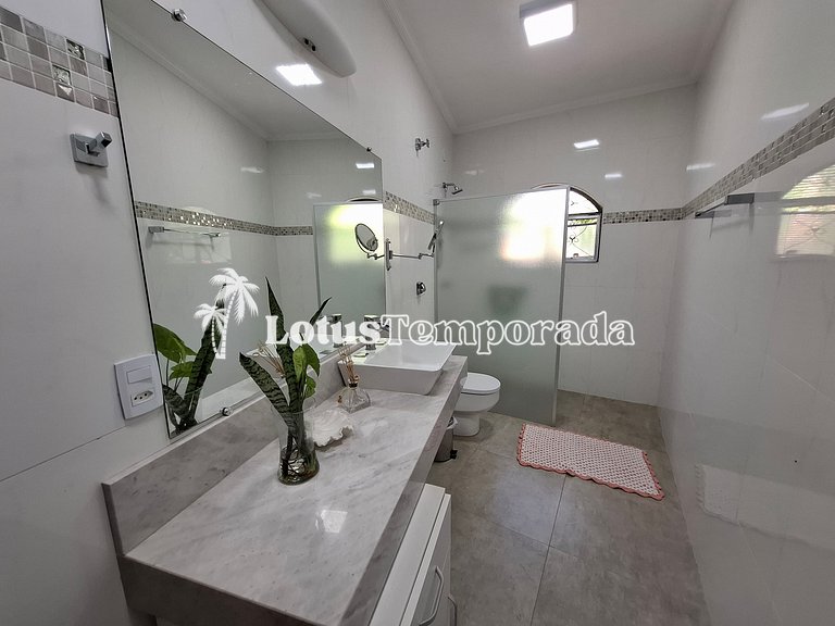 Chácara com piscina aquecida e 7 dormitórios em cond. LT0038