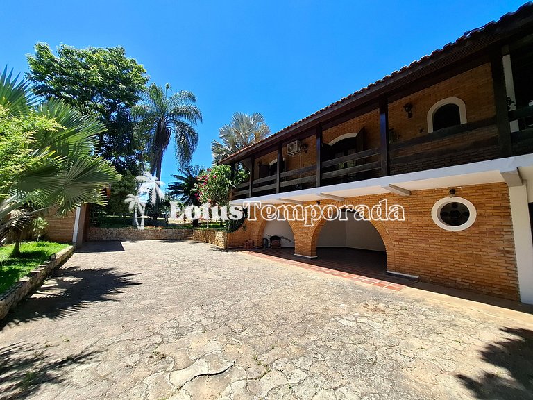 Chácara com piscina aquecida e 7 dormitórios em cond. LT0038