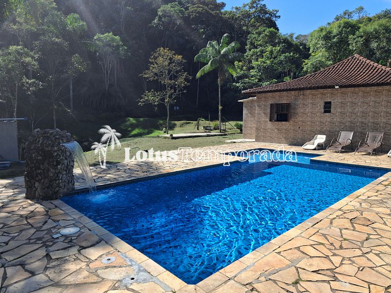Chácara p/ 30 Pessoas: 05 dorms e piscina aquecida LT0011