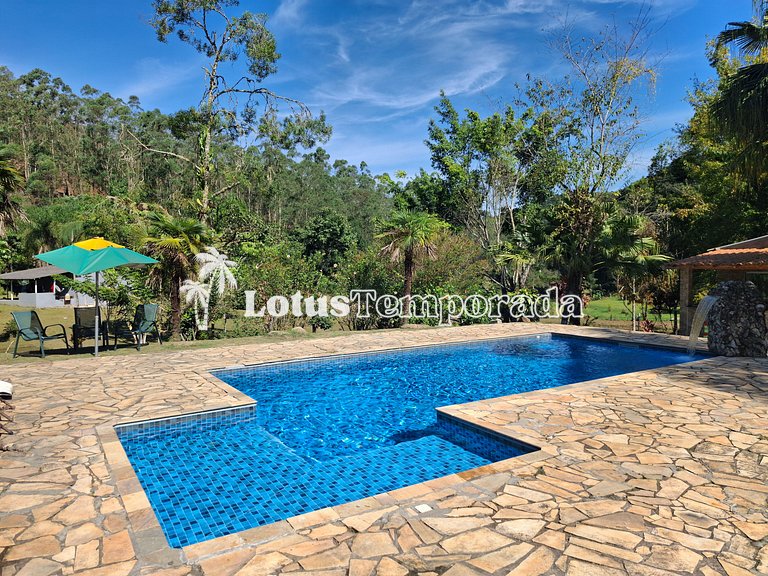 Chácara p/ 30 Pessoas: 05 dorms e piscina aquecida LT0011
