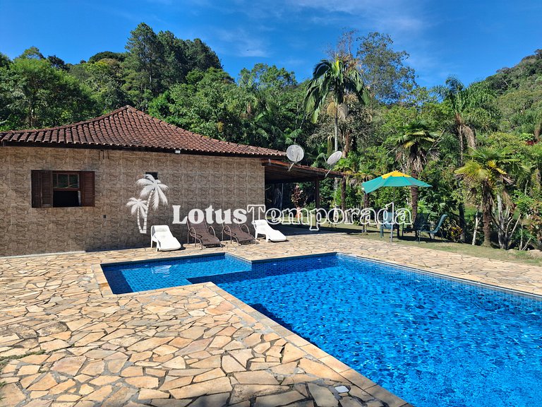 Chácara com piscina aquecida e salão de jogos LT0011