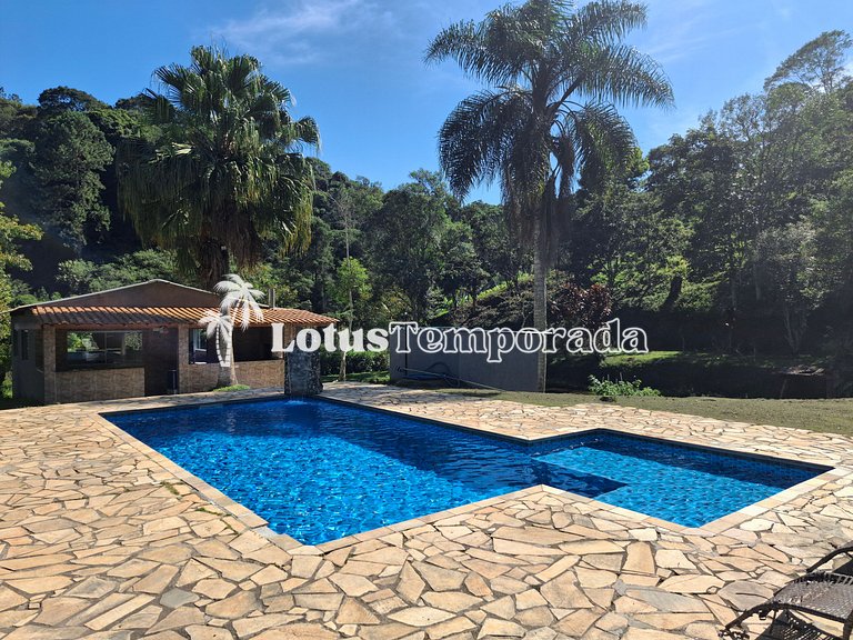 Chácara p/ 30 Pessoas: 05 dorms e piscina aquecida LT0011