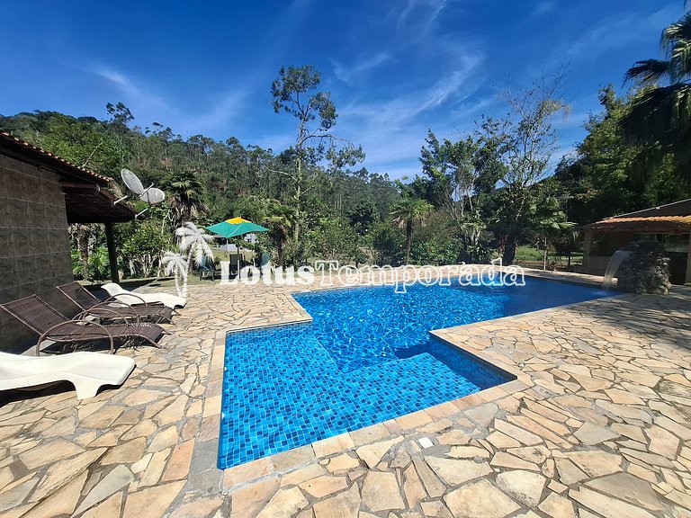 Chácara p/ 30 Pessoas: 05 dorms e piscina aquecida LT0011