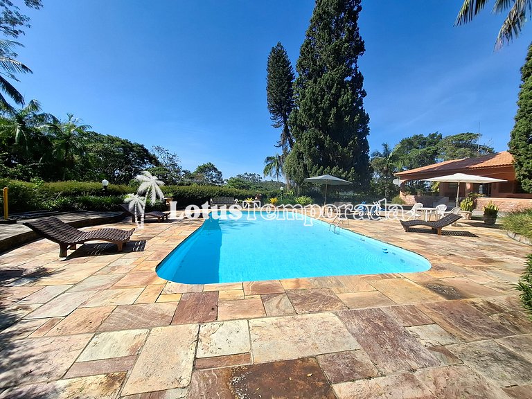 Sítio com piscina, muito conforto e lazer LT0033