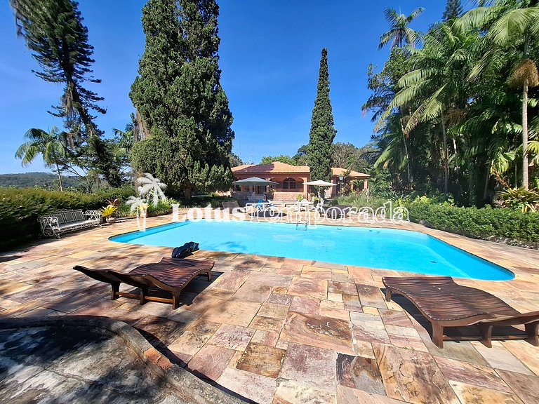 Sítio com piscina, muito conforto e lazer LT0033