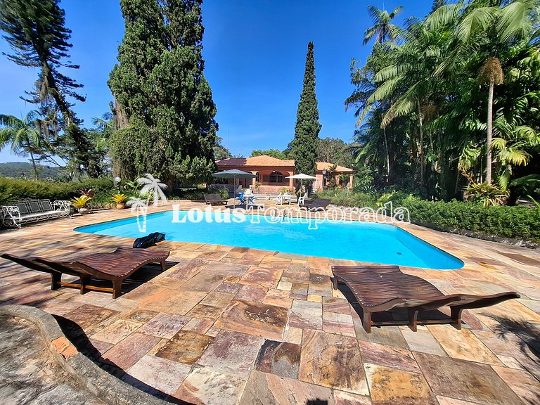 Sítio com piscina, muito conforto e lazer LT0033