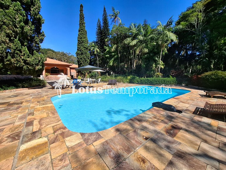 Sítio com piscina, muito conforto e lazer LT0033