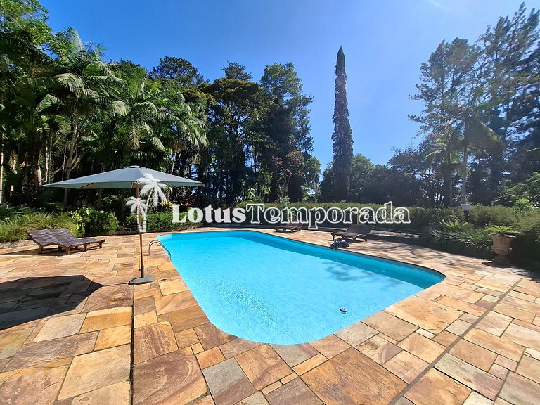 Sítio com piscina, muito conforto e lazer LT0033