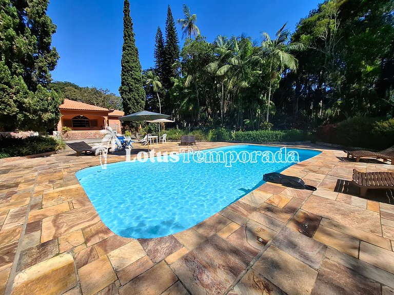 Sítio com piscina, muito conforto e lazer LT0033