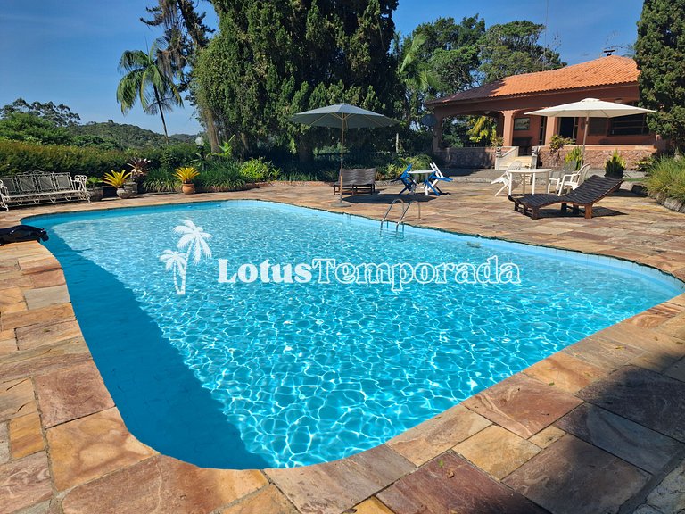 Sítio com piscina, muito conforto e lazer LT0033