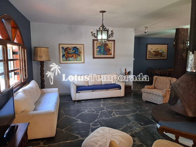 Sítio com piscina, muito conforto e lazer LT0033