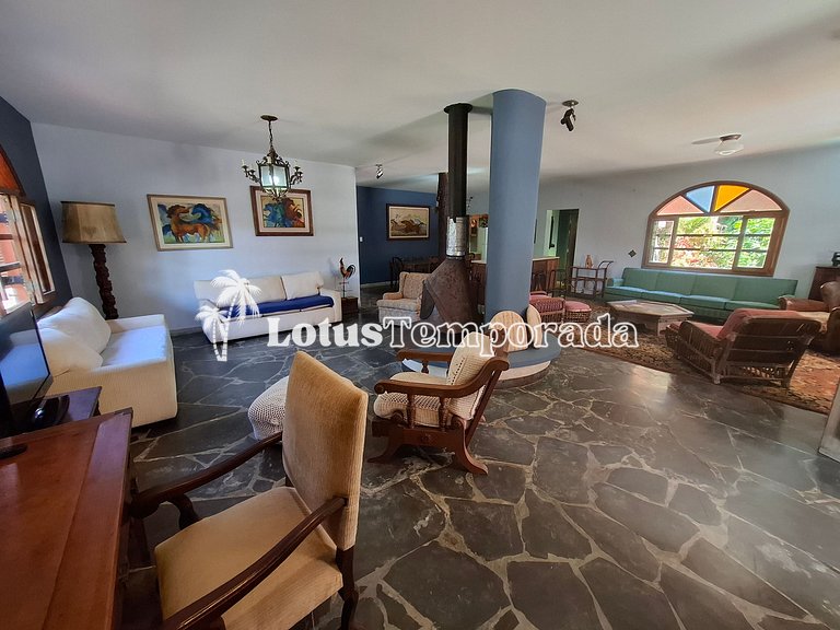 Sítio com piscina, muito conforto e lazer LT0033