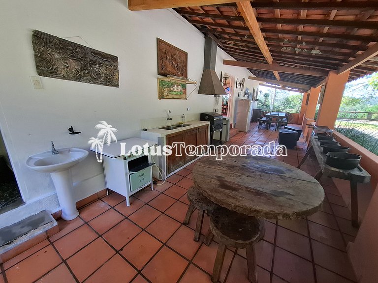 Sítio com piscina, muito conforto e lazer LT0033