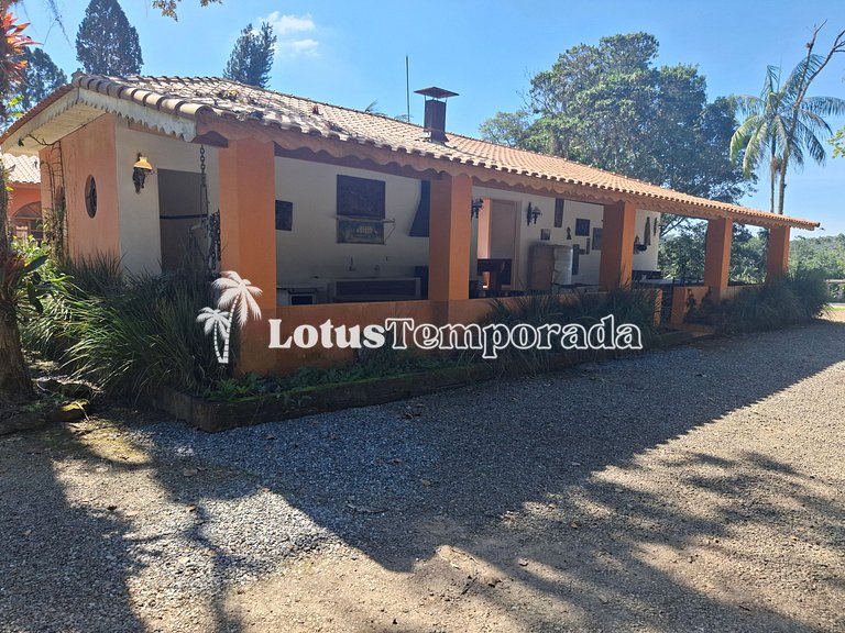 Sítio com piscina, muito conforto e lazer LT0033