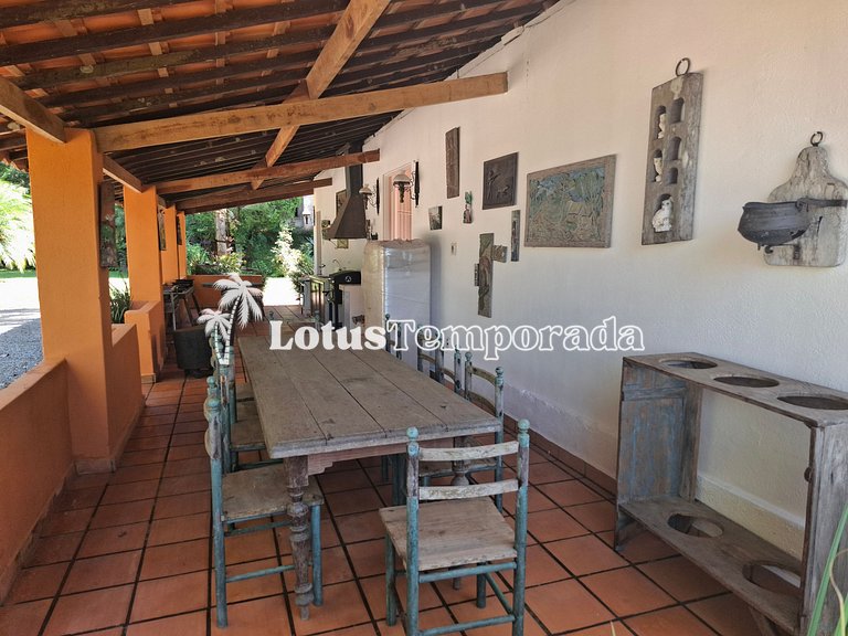 Sítio com piscina, muito conforto e lazer LT0033