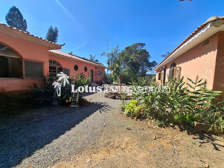 Sítio com piscina, muito conforto e lazer LT0033